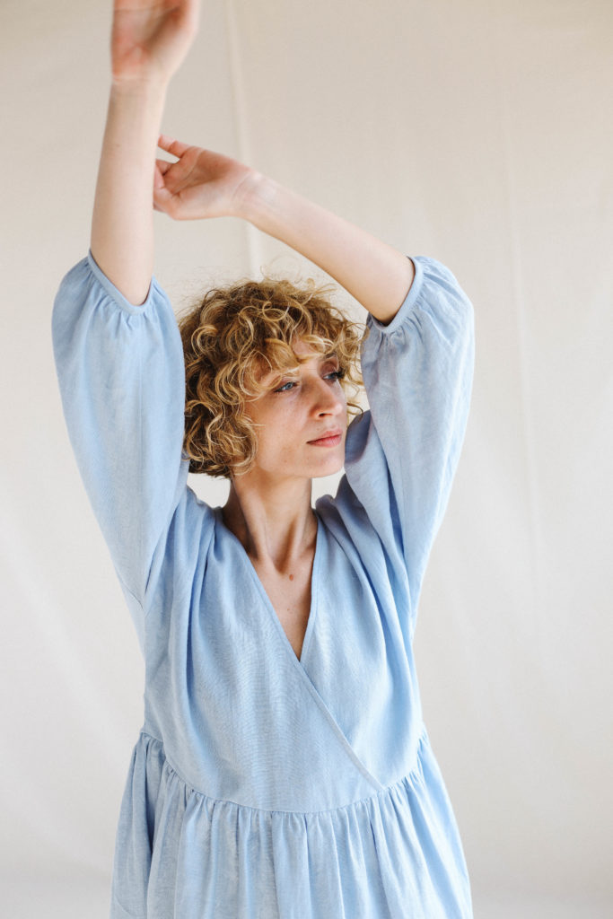 Linen V-neck puffy sleeve dress - Image 2