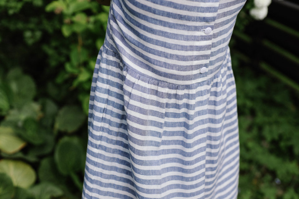 Sleeveless striped linen dress - Image 3