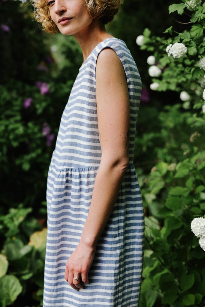 Sleeveless striped linen dress - Image 2