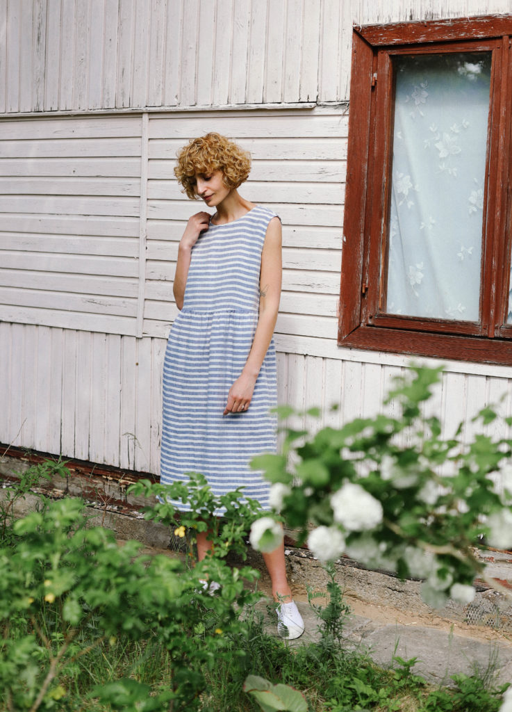 Sleeveless striped linen dress - Image 4