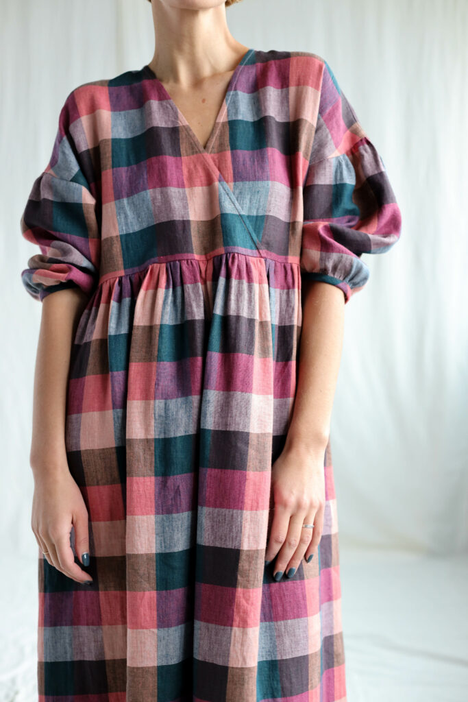 Linen V-neck puffy sleeve dress in checks - Image 2