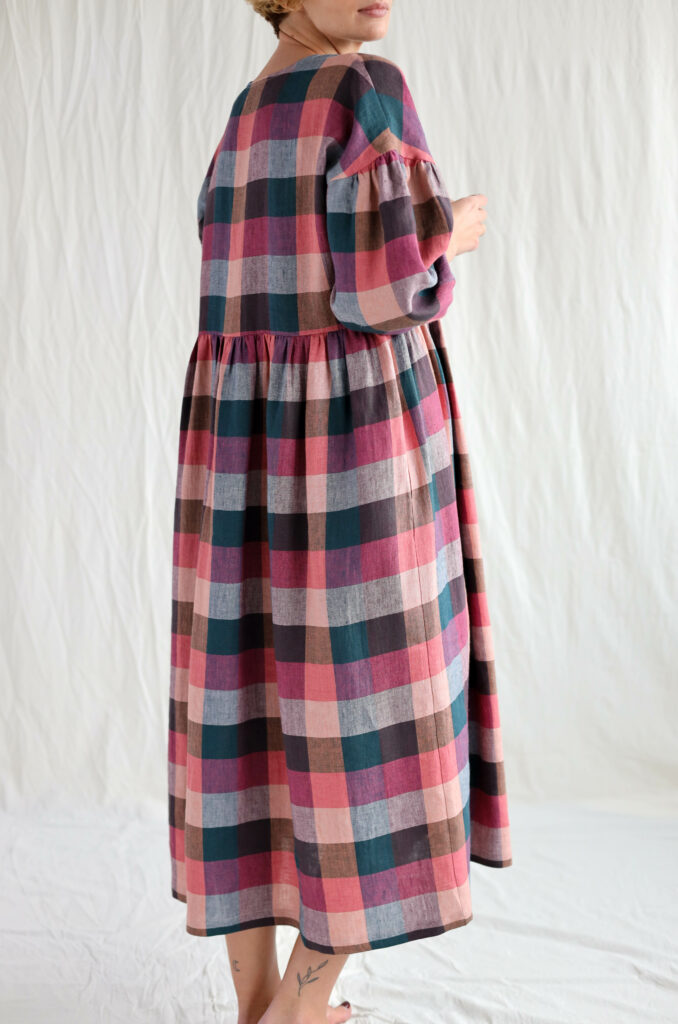 Linen V-neck puffy sleeve dress in checks - Image 3