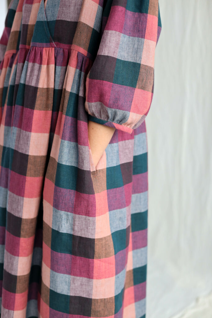 Linen V-neck puffy sleeve dress in checks - Image 4