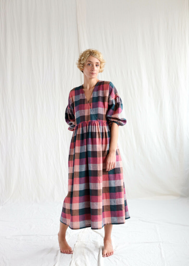 Linen V-neck puffy sleeve dress in checks - Image 1