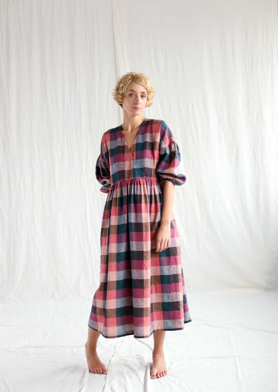 Linen V-neck puffy sleeve dress in checks - Image 1