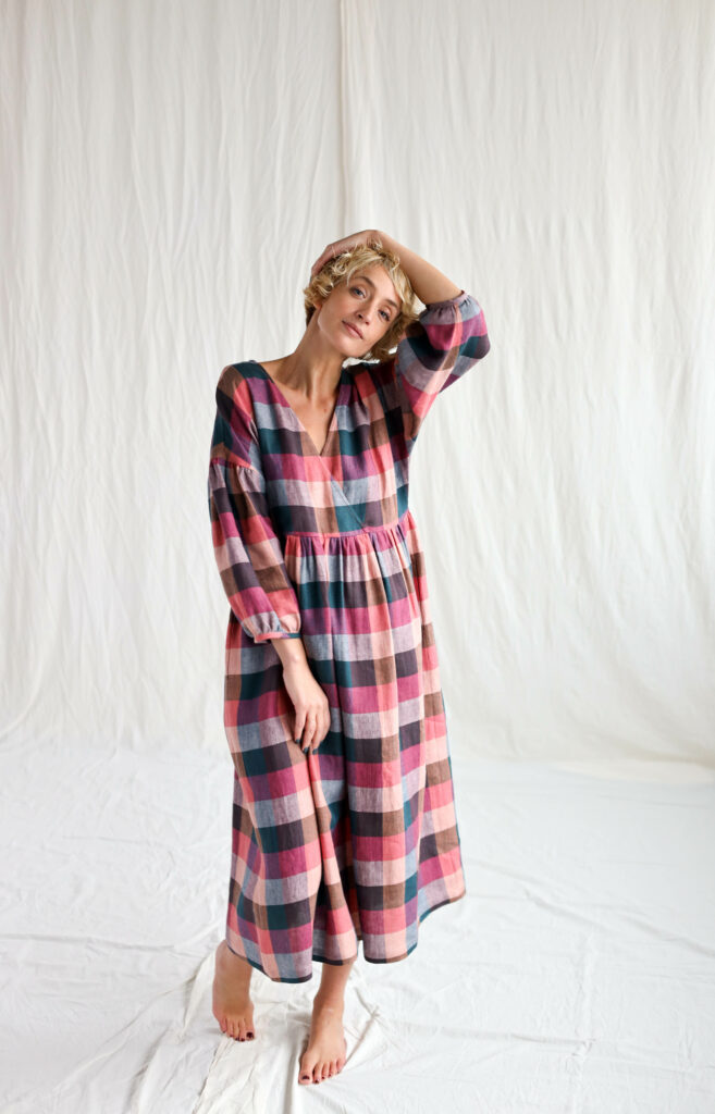Linen V-neck puffy sleeve dress in checks | Dress | Multicolored checks | Sustainable clothing | OffOn clothing