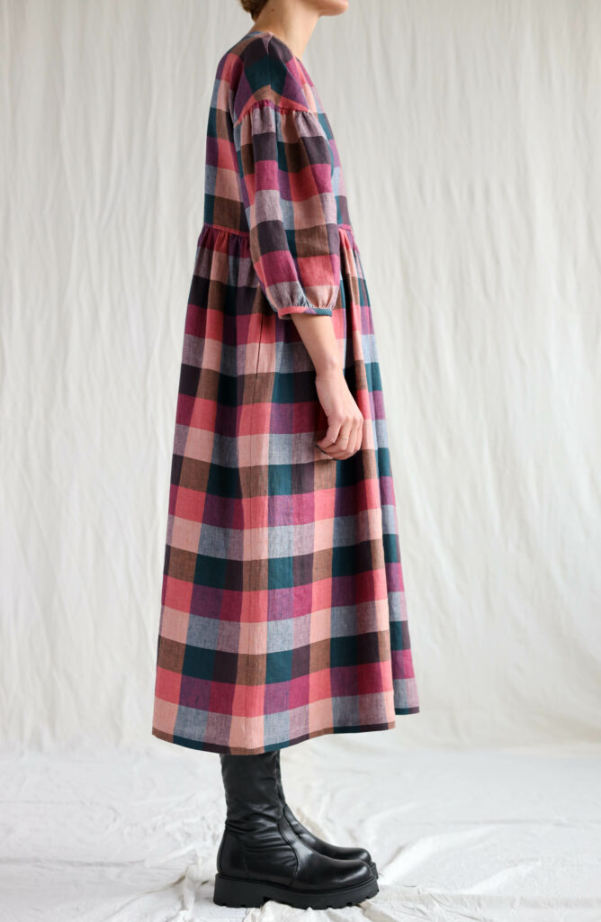 Linen V-neck puffy sleeve dress in checks - Image 5