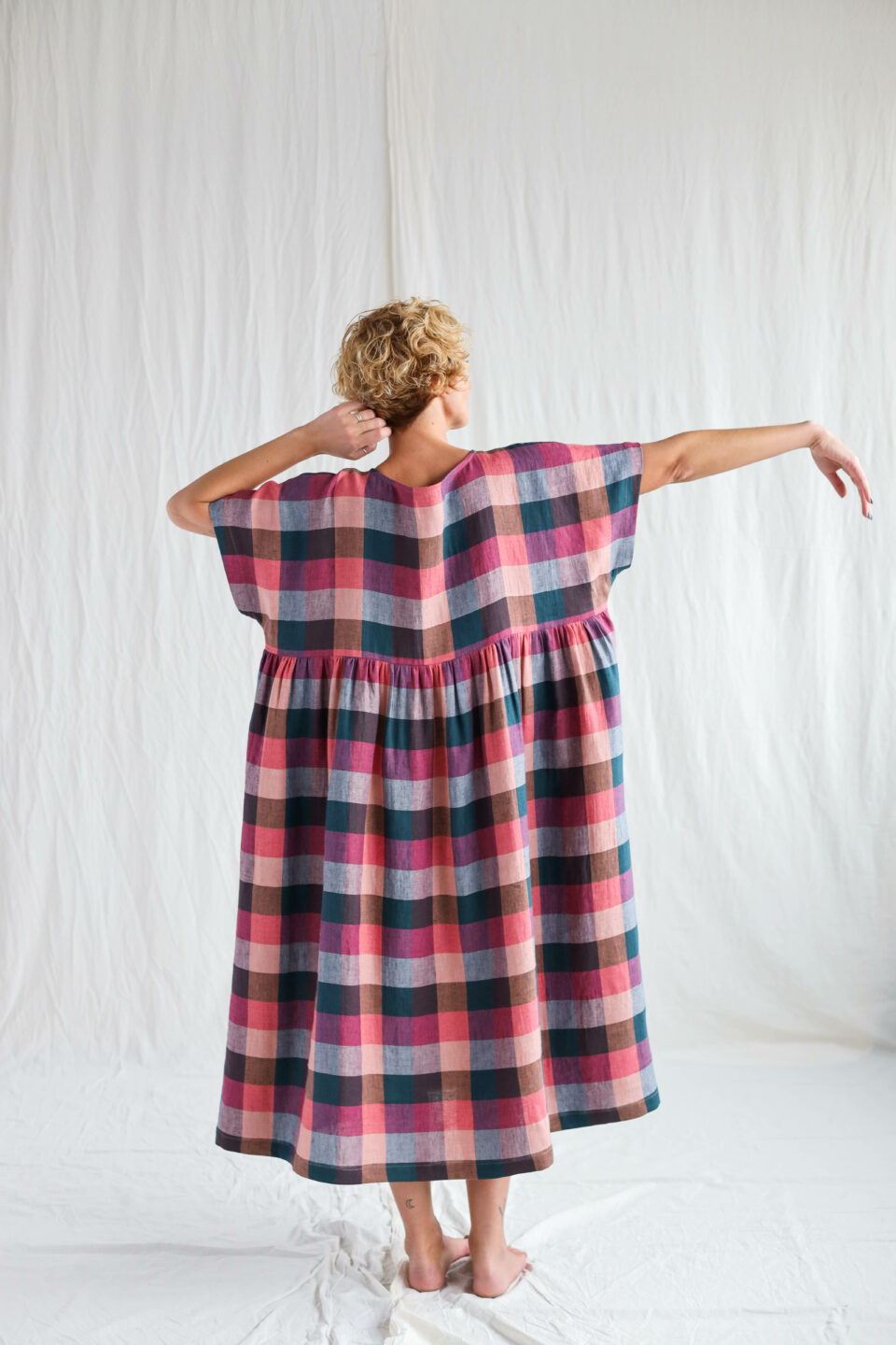 Oversize linen dress in checks SILVINA - Image 3