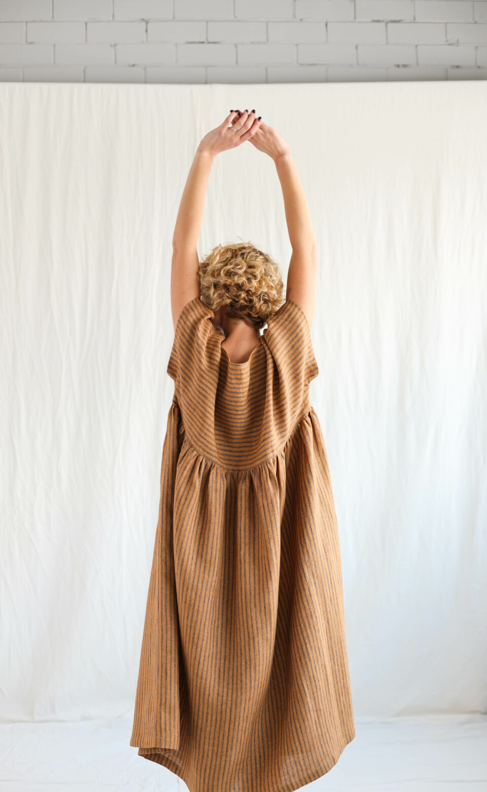 Oversize linen dress in stripes SILVINA - Image 3
