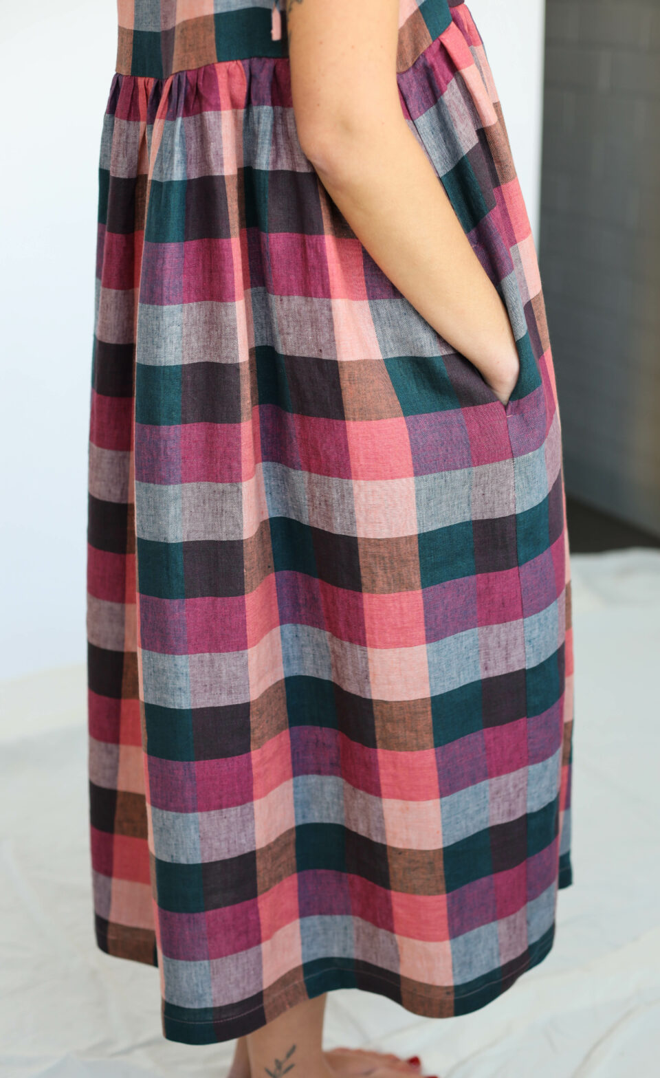 Loose tie strap linen sundress in checks - Image 4