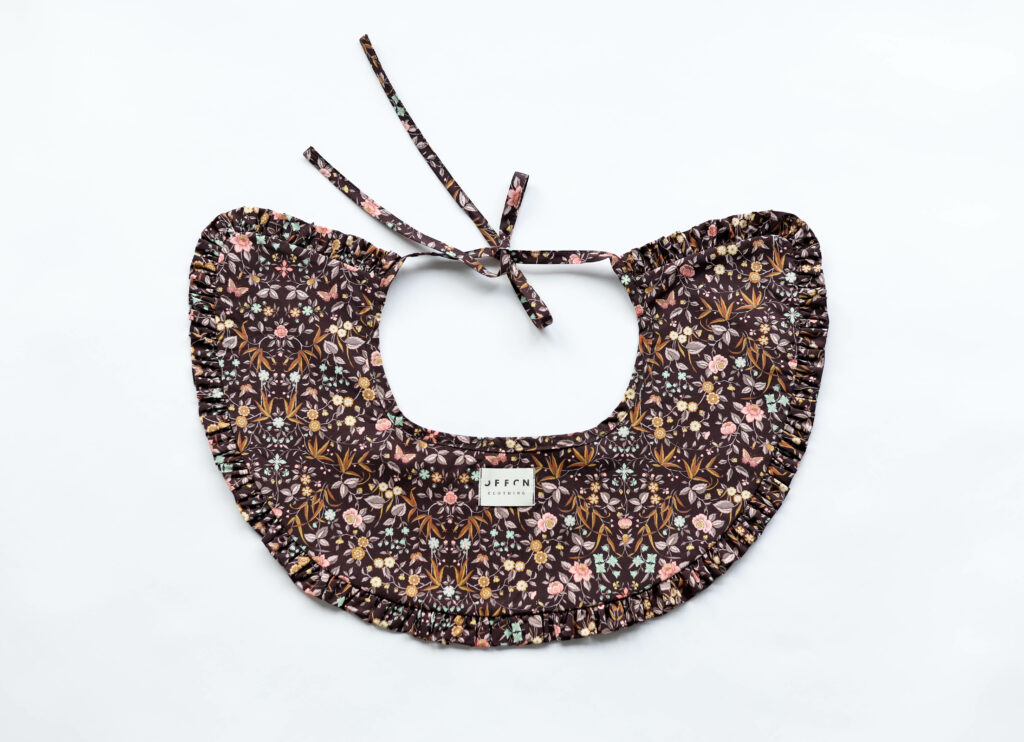 Detached collar made in a floral Piccadilly poplin - Image 1