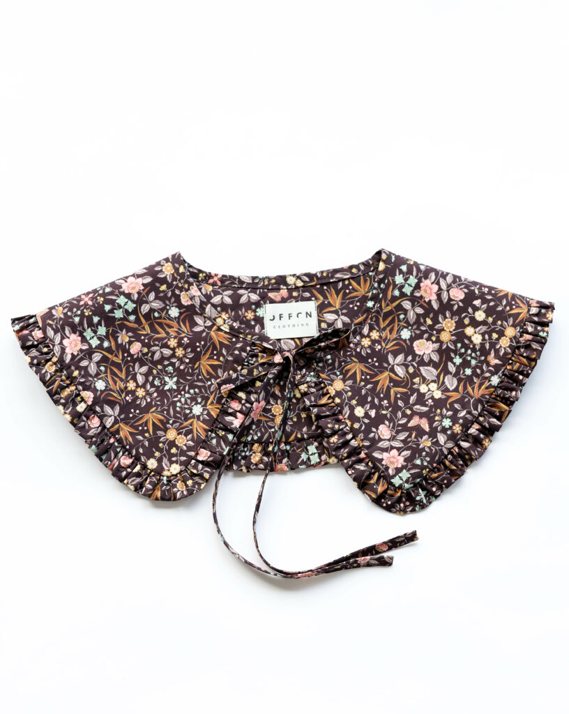 Detached collar made in a floral Piccadilly poplin