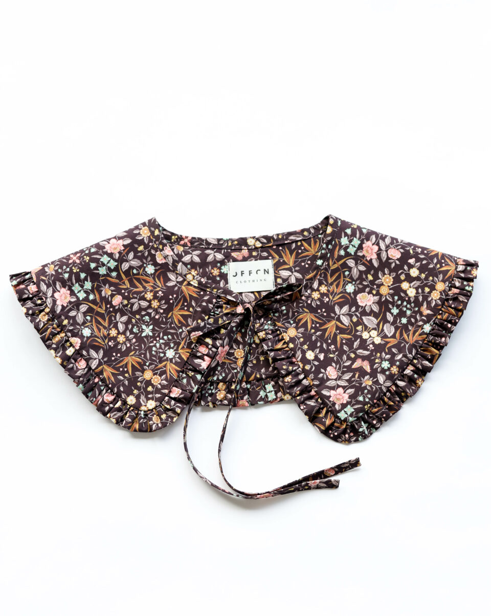 Detached collar made in a floral Piccadilly poplin