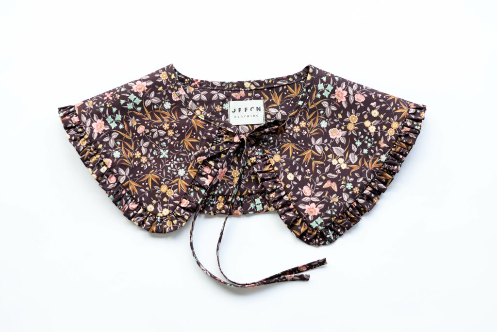 Detached collar made in a floral Piccadilly poplin - Image 2