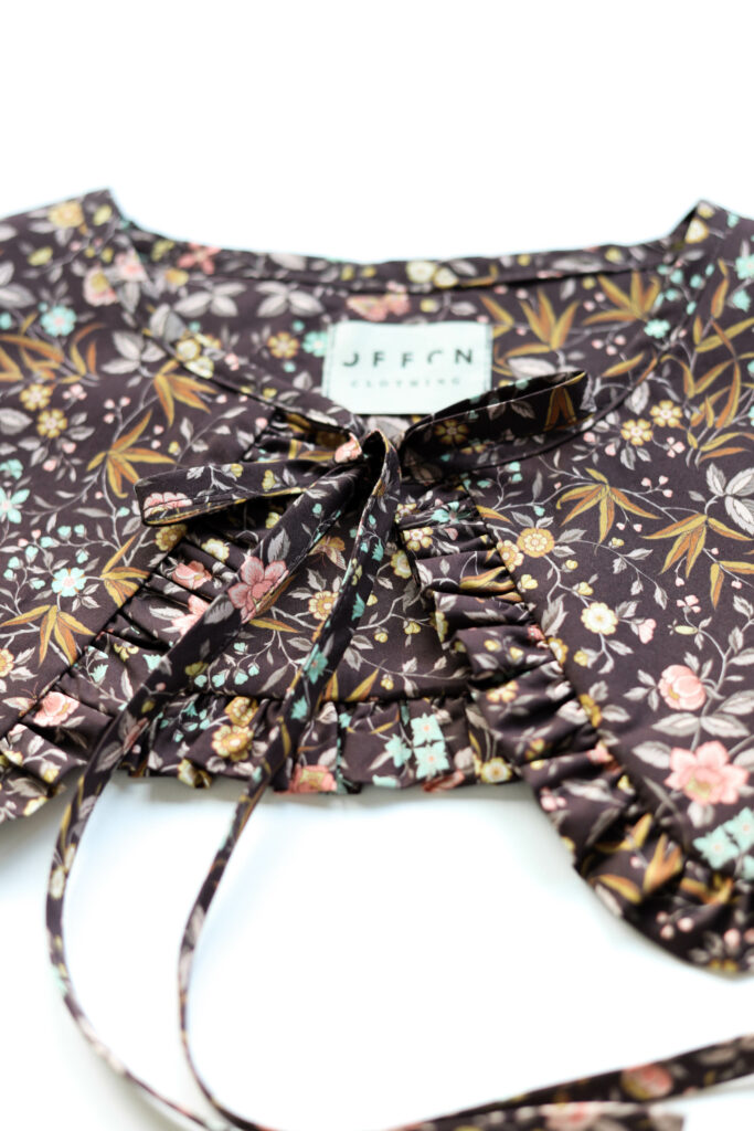 Detached collar made in a floral Piccadilly poplin - Image 3