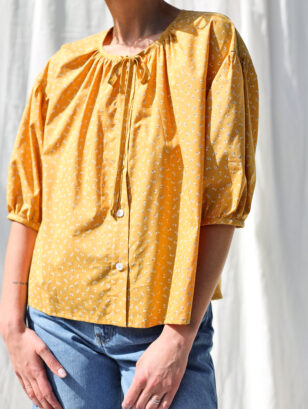 Puffy sleeves blouse in floral organic cotton LIU | Tops | Sustainable clothing | OffOn clothing