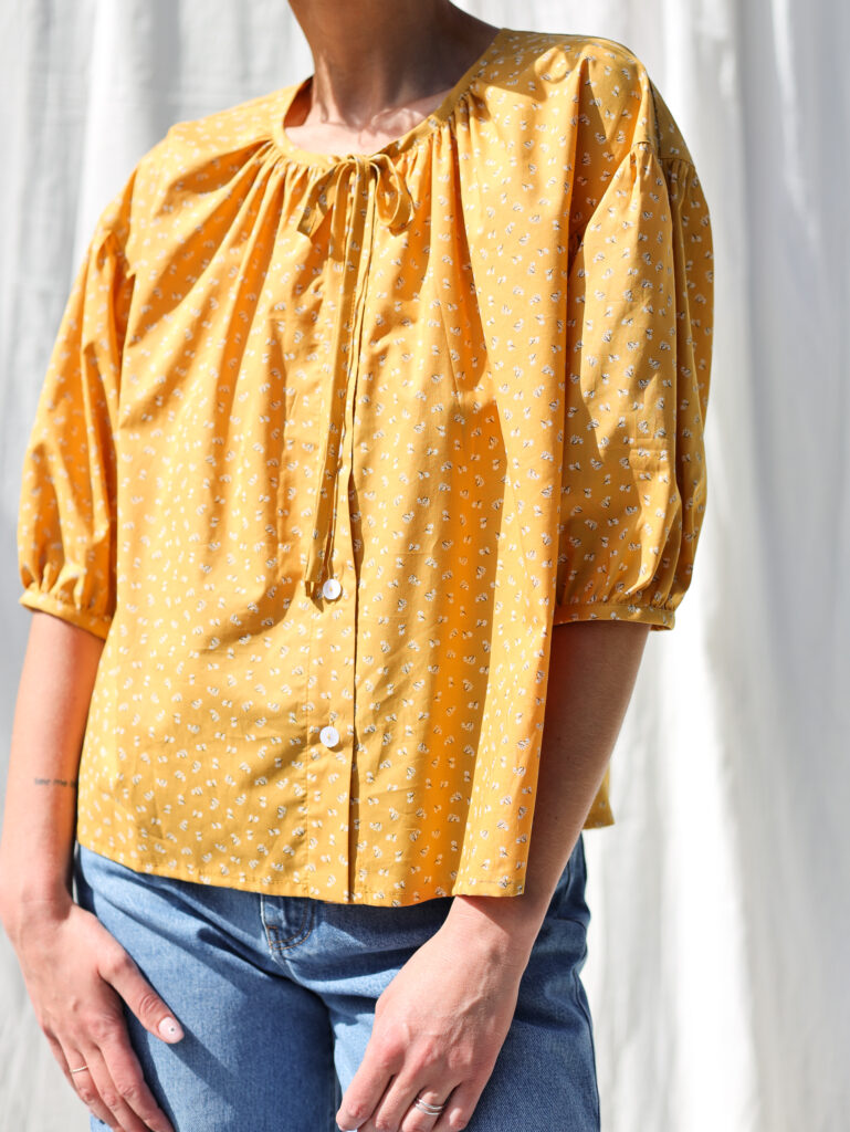 Puffy sleeves blouse in floral organic cotton LIU | Tops | Sustainable clothing | OffOn clothing