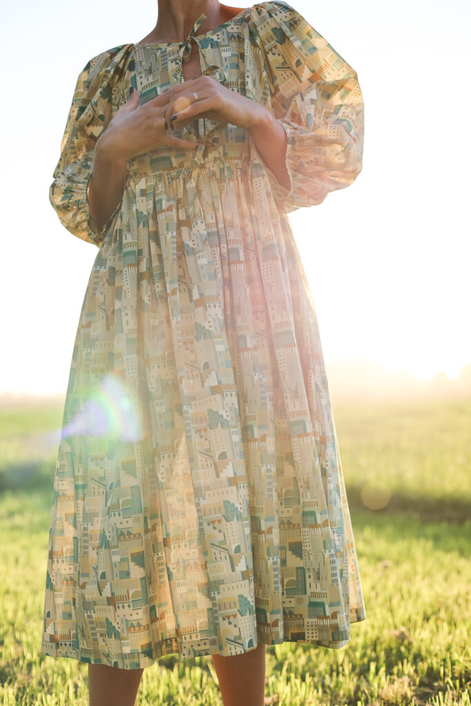 Reversible puff sleeve dress FELDA in architectural print silky cotton fabric - Image 2