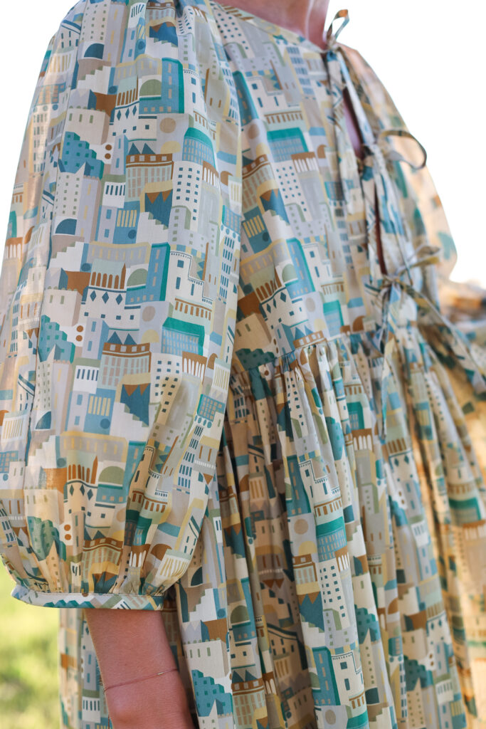Reversible puff sleeve dress FELDA in architectural print silky cotton fabric - Image 4