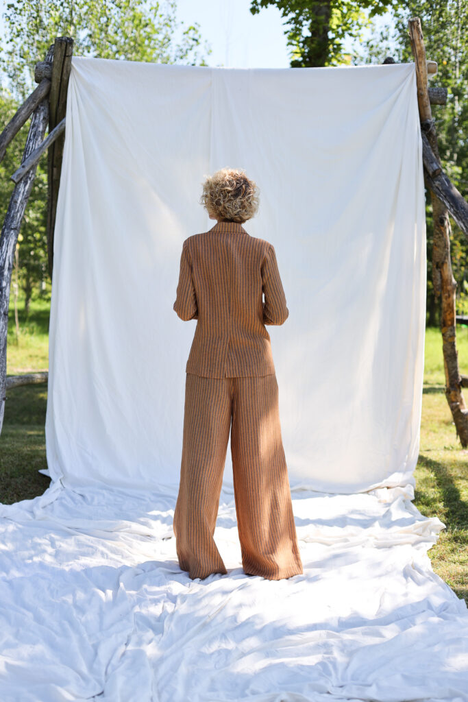 Elegant striped linen two pieces suit - Image 1