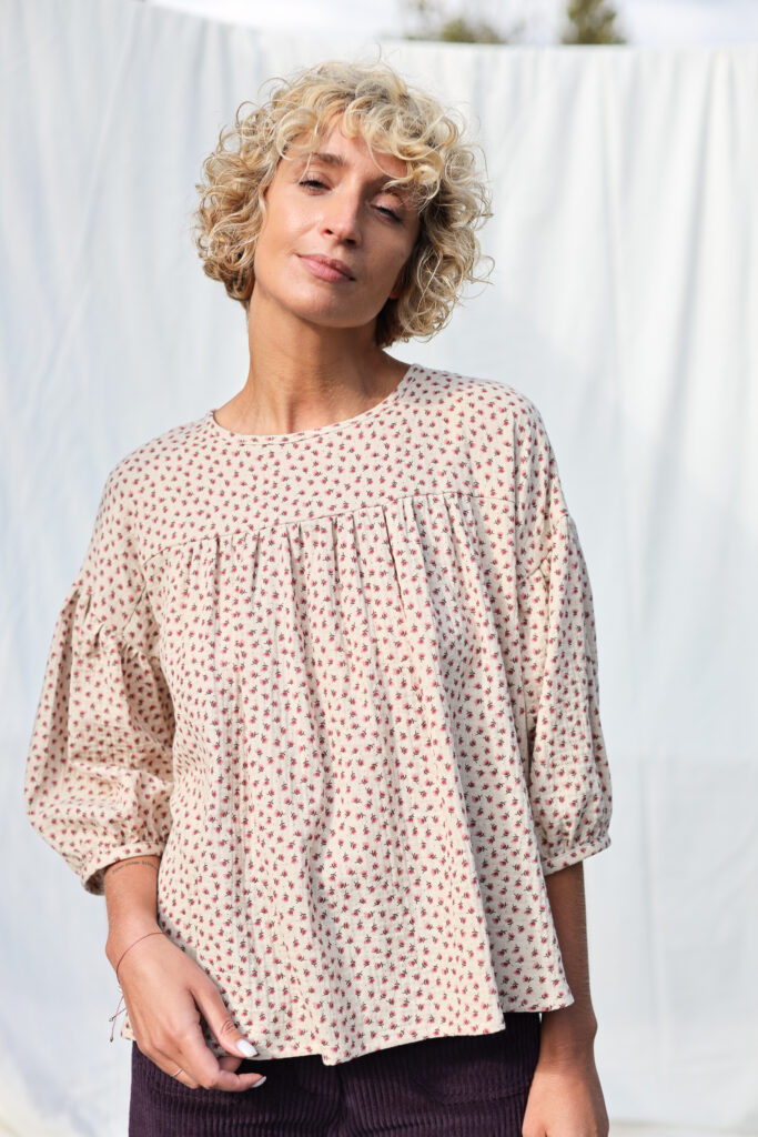 Dropped shoulders blouse in floral double gauze cotton LIA | Top | Sustainable clothing | OffOn clothing