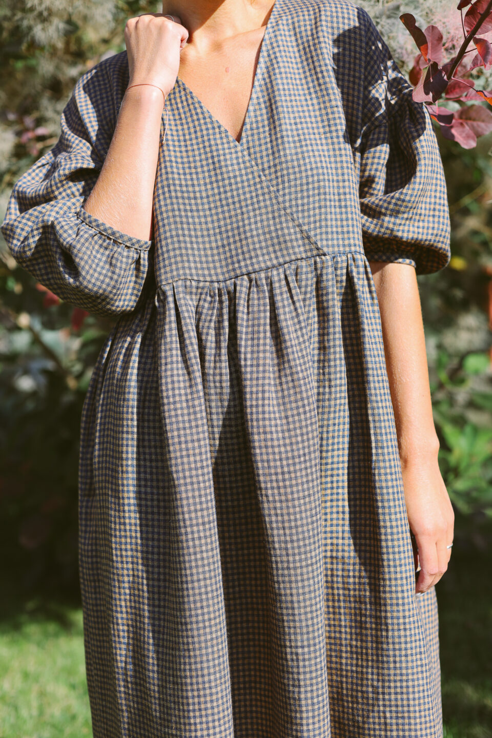 Gingham linen V-neck puffy sleeve dress - Image 6