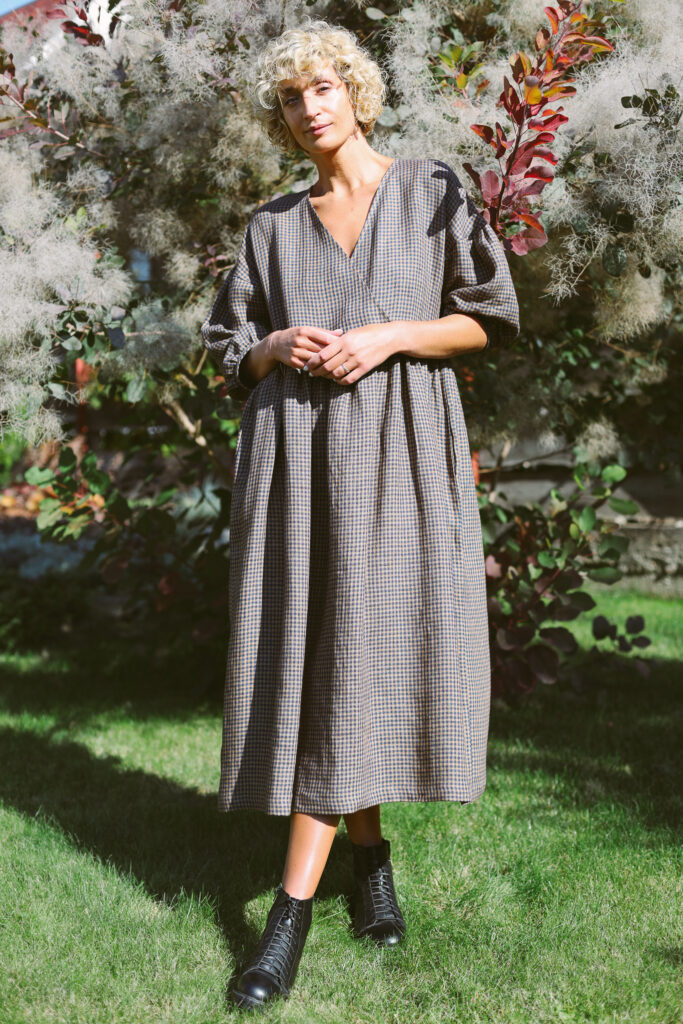 Gingham linen V-neck puffy sleeve dress - Image 5