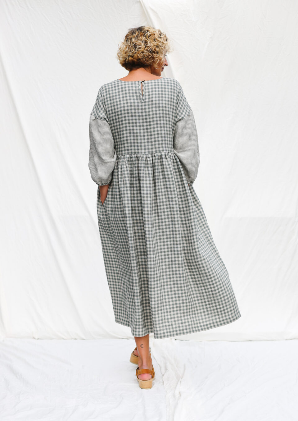 Gingham linen dress with contrasting striped puffy sleeves PERLA - Image 1