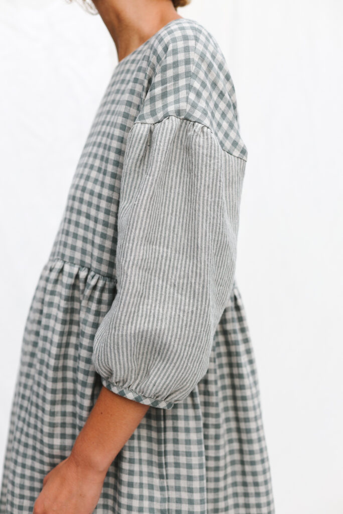 Gingham linen dress with contrasting striped puffy sleeves PERLA - Image 3