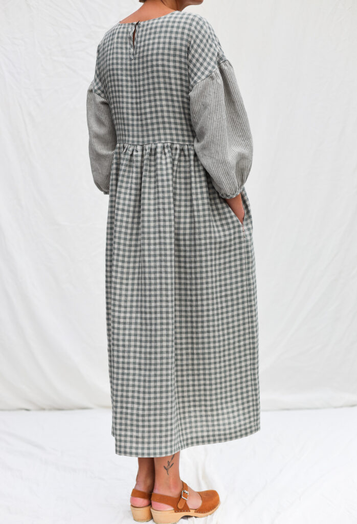 Gingham linen dress with contrasting striped puffy sleeves PERLA - Image 5