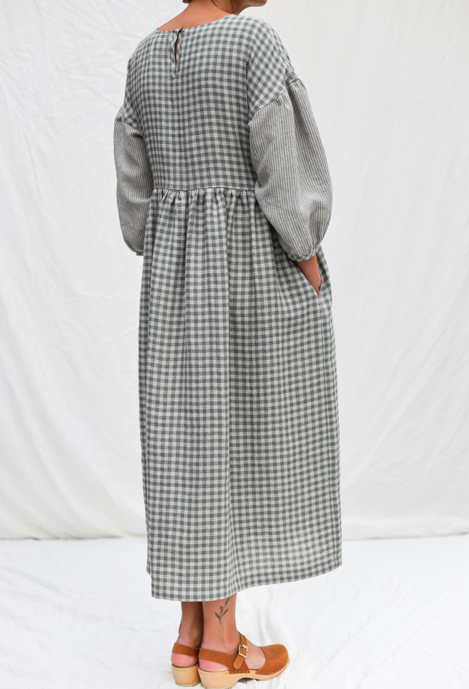Gingham linen dress with contrasting striped puffy sleeves PERLA - Image 5