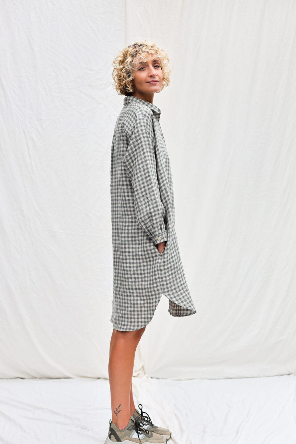 Oversized gingham linen shirtdress - Image 6
