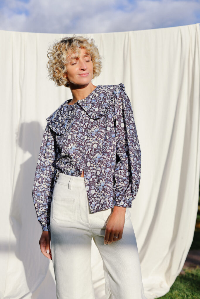 Long sleeve puritan collar blouse in silky floral cotton LUCIA - Image 4