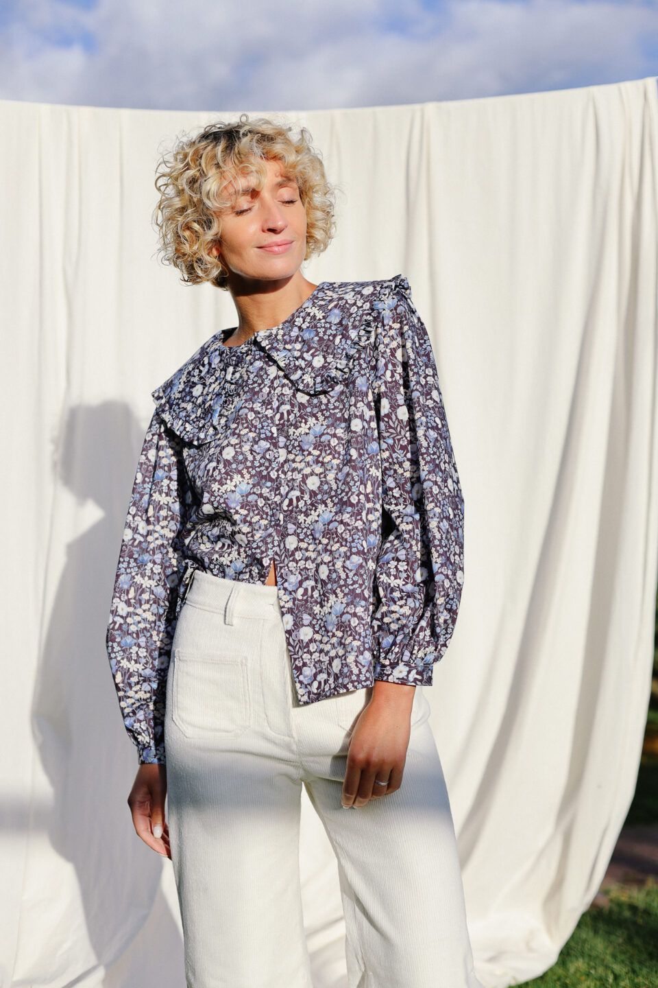 Long sleeve puritan collar blouse in silky floral cotton LUCIA - Image 4