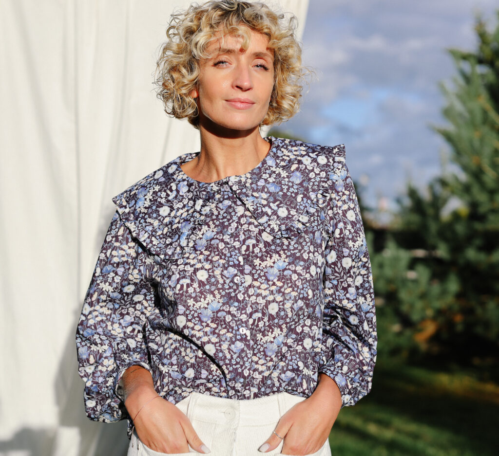 Long sleeve puritan collar blouse in silky floral cotton LUCIA - Image 2