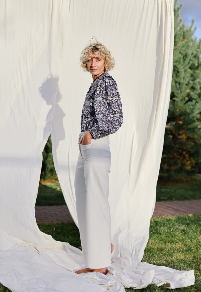 Long sleeve puritan collar blouse in silky floral cotton LUCIA - Image 1