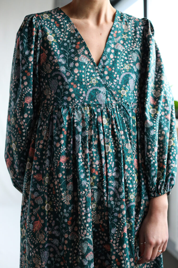 Flowy overlapped V-neck boho dress CROCHET MEADOW - Image 2