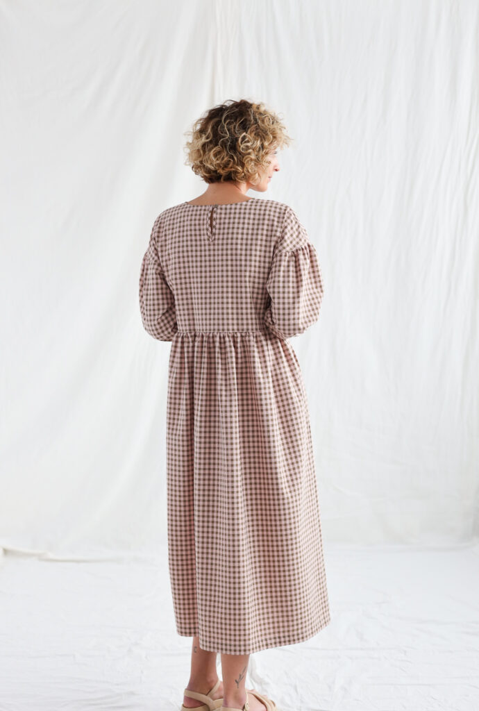 Dropped shoulders pink gingham seersucker dress PERLA - Image 2