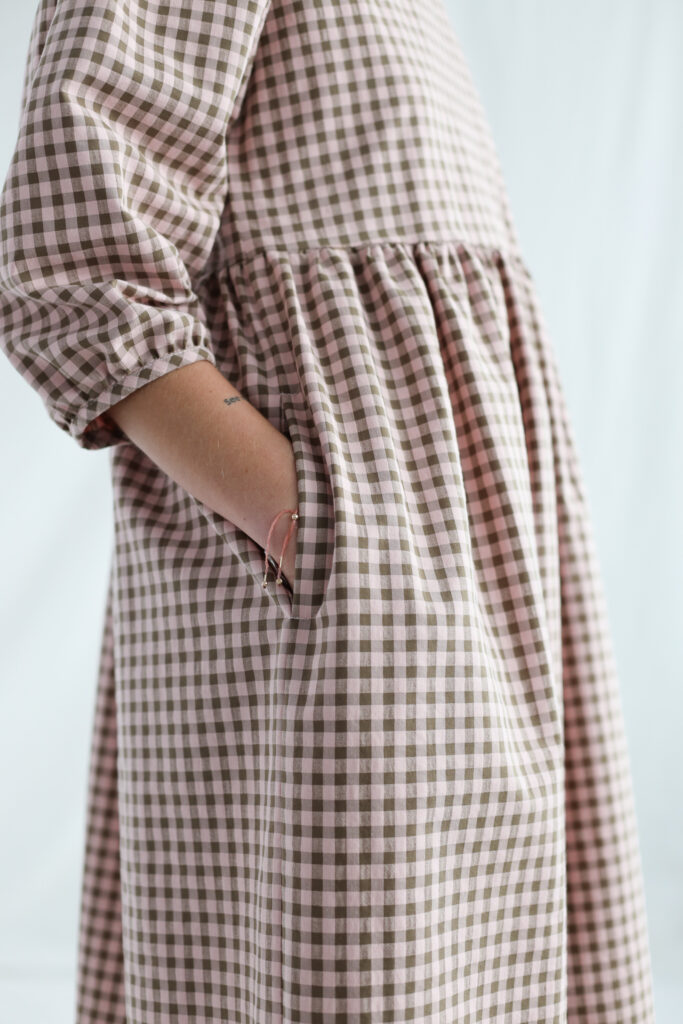 Dropped shoulders pink gingham seersucker dress PERLA - Image 4