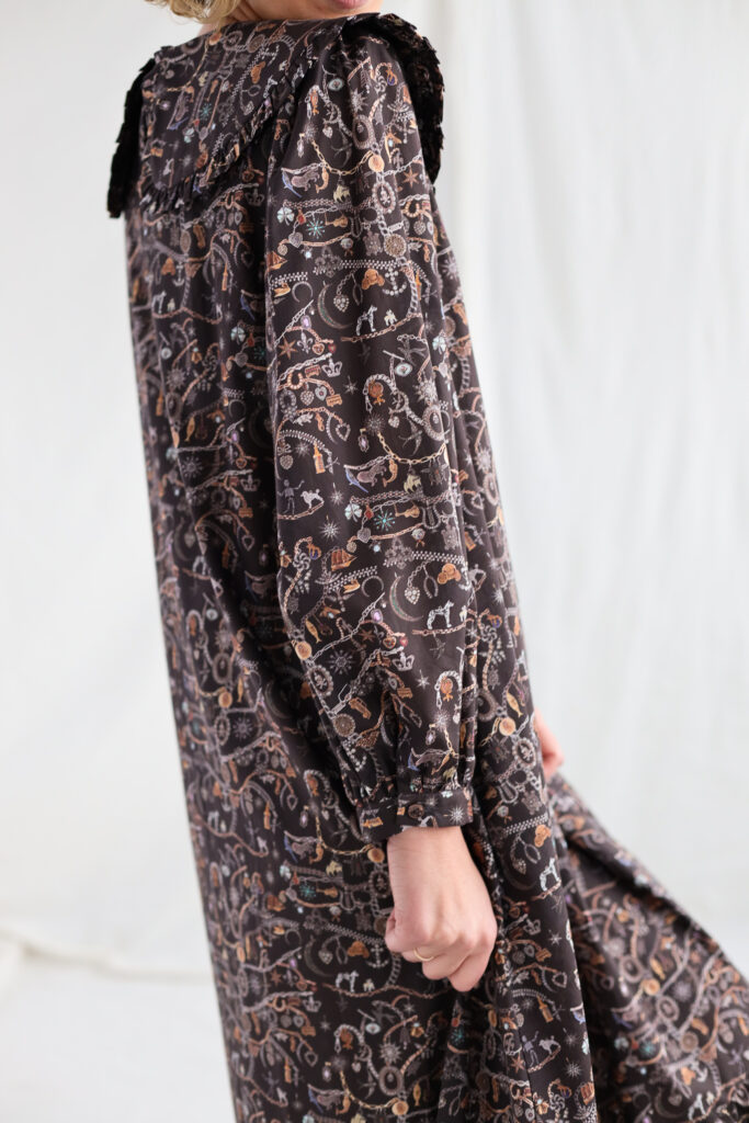 Large collar maxi vintage chain print dress AUBREY - Image 3